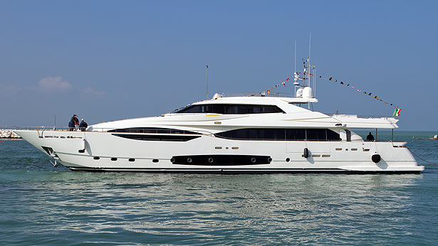 custom-line-124-4-yacht.jpg