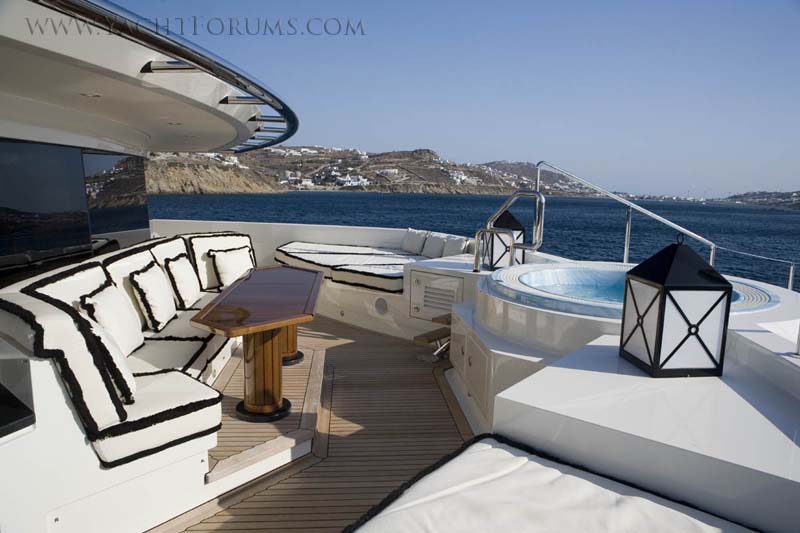 23683-review-oceanco-269-alfa-nero-10.-foredeckjacuzzi.jpg