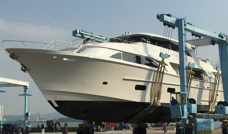 1 Cheoy Lee Global 104 Motoryacht Bow.jpg