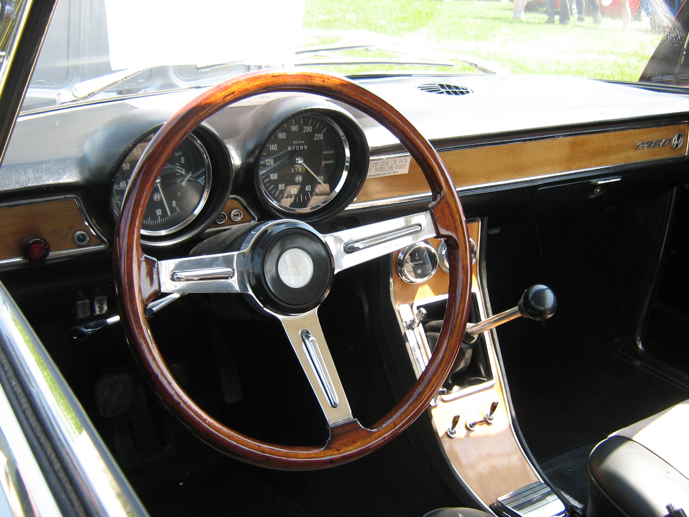 Alfa_Romeo_1750_GTV_Dash_(2720494621).jpg