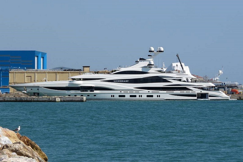 Benetti Delivers 90M Lionheart (2).jpg