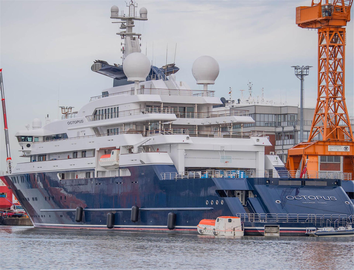 Octopus moored at Lloyd Yard.jpg