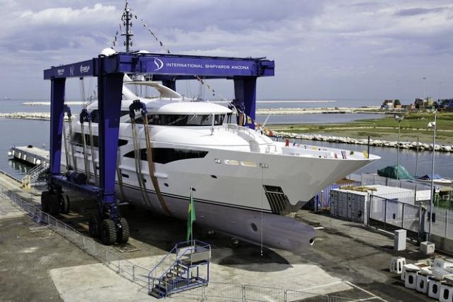 Papi-du-Papi-superyacht-launched-from-ISA-Yachts-in-Italy-665x443.jpg